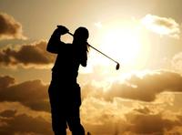 　３番、ティーショットを放つ稲見萌寧（撮影・中田匡峻）