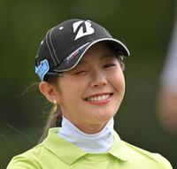 　８番、２打目に移動の際、カメラに向かいウインクを決める吉田優利（撮影・中田匡峻）