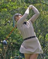 　４番、ティーショットを放つ渡辺彩香（撮影・中田匡峻）