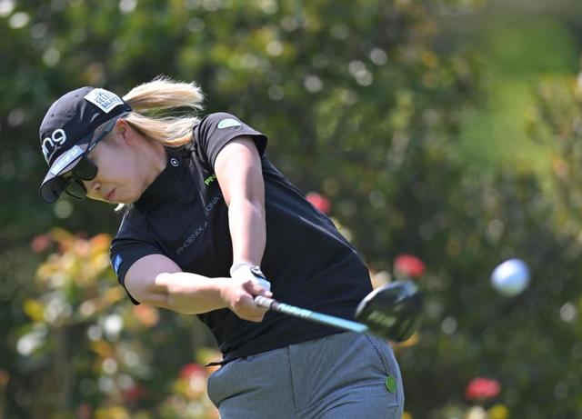 上野菜々子が前半4バーディーで首位に並ぶ 渡辺彩香は痛恨ダボで後退 ダイキン第3日