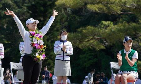 　優勝した申ジエ（左）は客席に向かい手を振る。右は２位タイの上田桃子（撮影・中田匡峻）