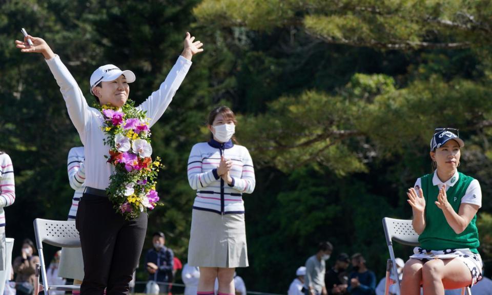 　優勝した申ジエ（左）は客席に向かい手を振る。右は２位タイの上田桃子（撮影・中田匡峻）