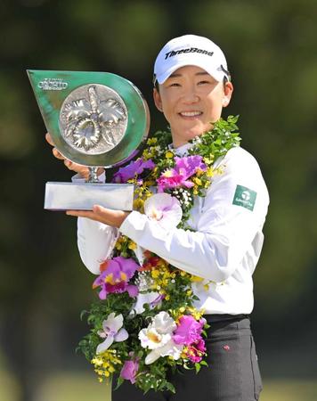 　優勝に笑顔を見せる申ジエ