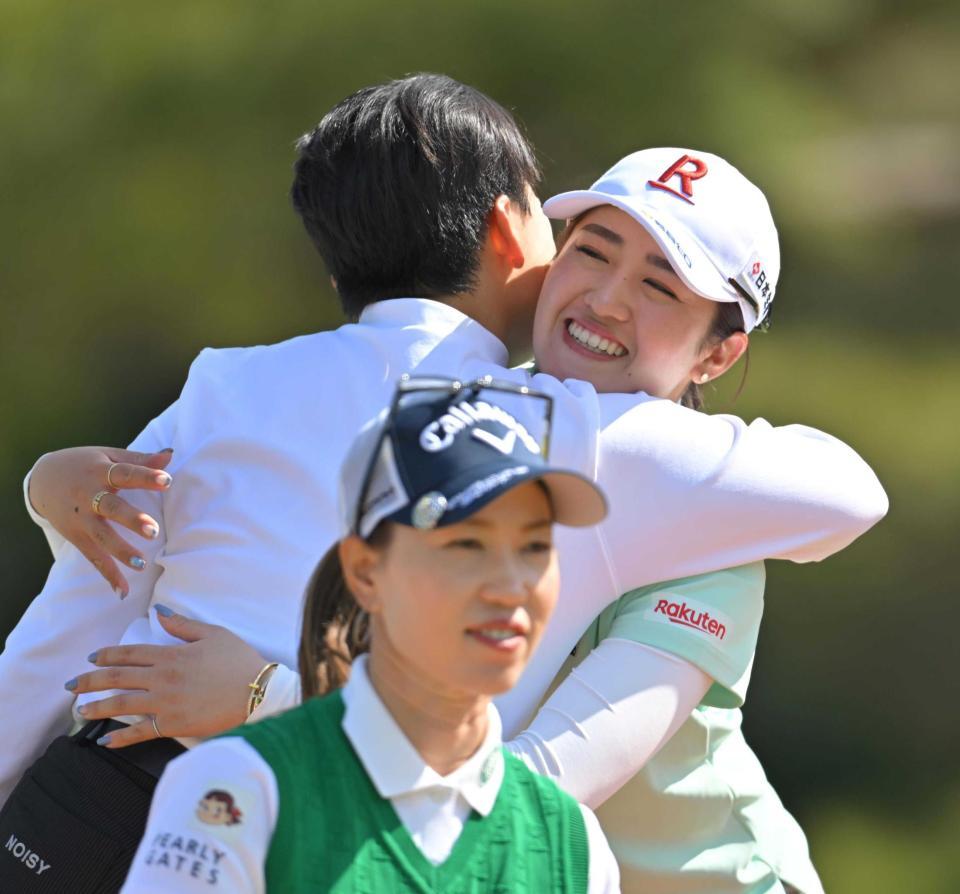 　２位タイの上田桃子（手前）と稲見萌寧（右）は申ジエと抱擁を交わした（撮影・中田匡峻）