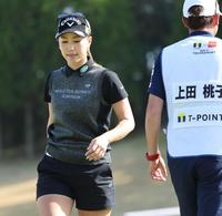 　最終日、ホールアウトし引き揚げる上田桃子