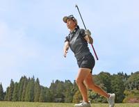 　最終日、８番の第２打後、ボールの行方を追う上田桃子