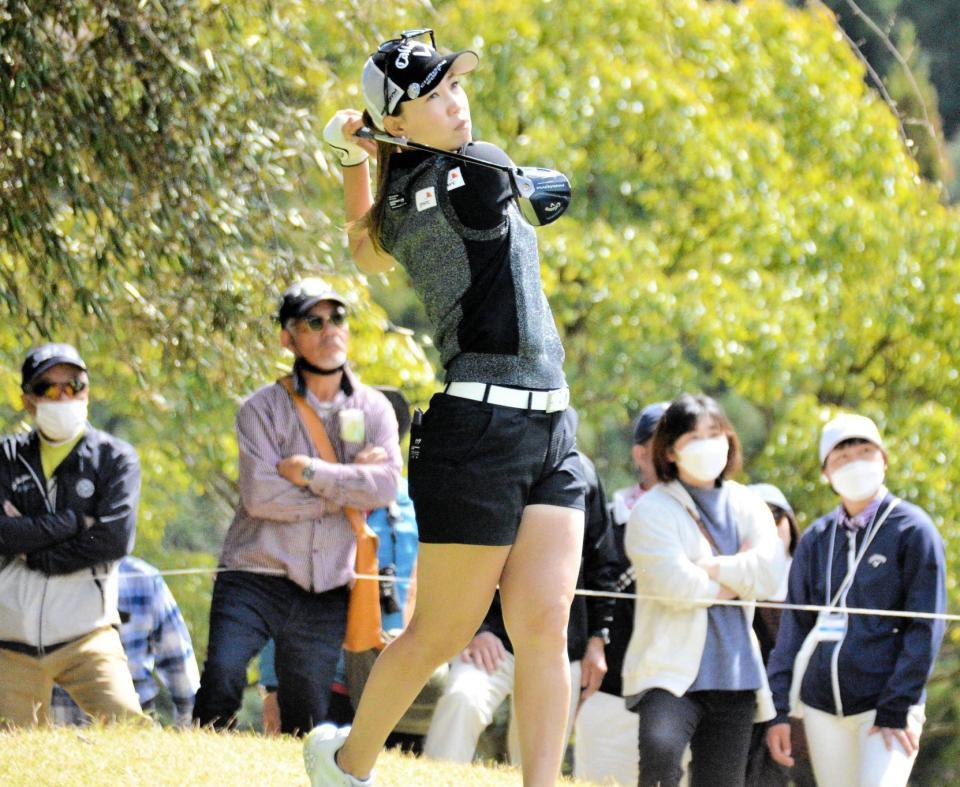 　５番でティーショットを放つ上田桃子