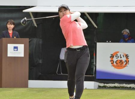 　１番のティーショットを放つ西郷真央