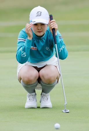 　第２日、９番でラインを読む川崎春花。通算９アンダーで首位＝ＵＭＫＣＣ