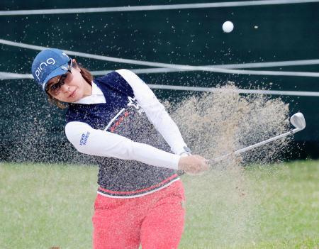 女子ゴルフ19歳川崎が単独首位