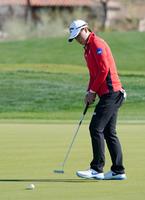 　第２ラウンド、14番でバーディーパットを沈める笹生優花