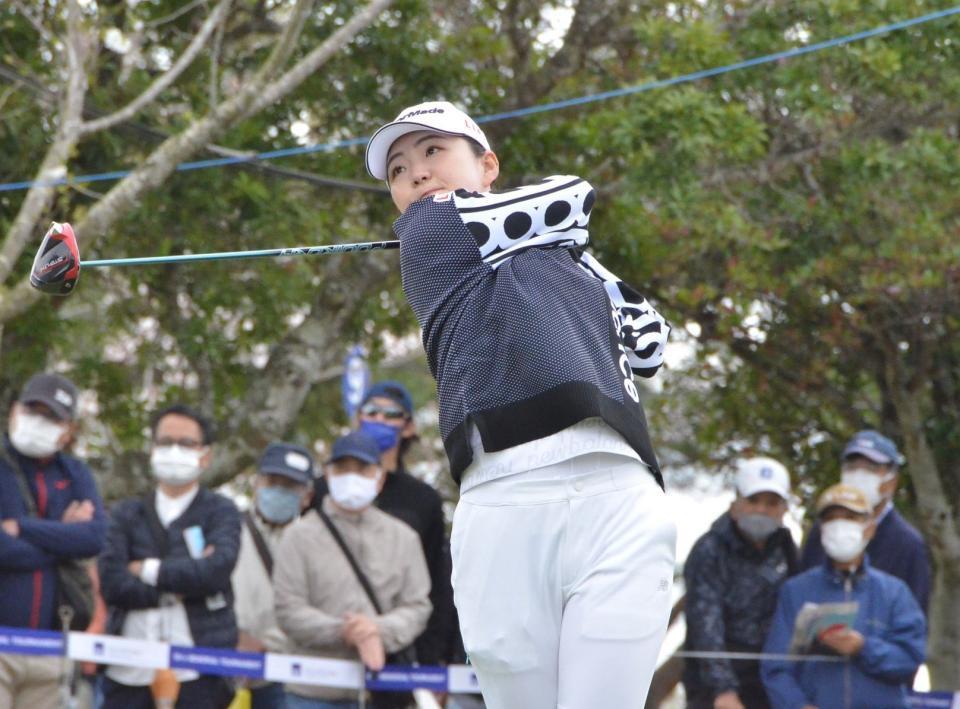 　１番のティーショットを放つ山内日菜子