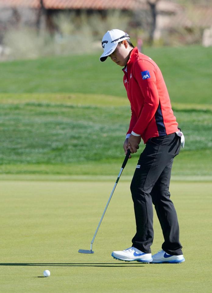 　第２ラウンド、14番でバーディーパットを沈める笹生優花