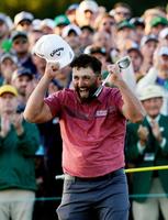 　最終ラウンドを終え、優勝を喜ぶジョン・ラーム（共同）