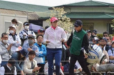 ツアー史上初の双子Ｖ達成！姉の岩井明愛が初優勝　妹の千怜に続いた