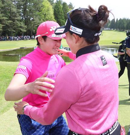 　初優勝を果たし、妹の千怜（右）の祝福を受けて涙を見せる岩井明愛