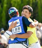 　プロ転向後初優勝を果たし、キャディーと抱き合う蝉川