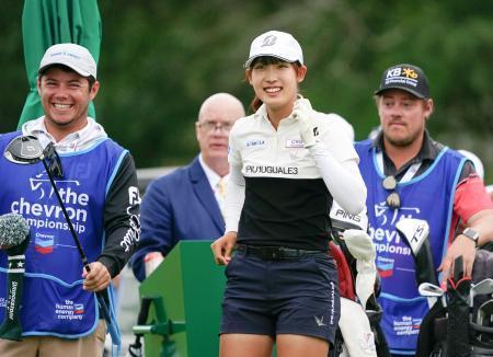 　第１ラウンド、１０番でティーショットを終え笑顔を見せる馬場咲希＝カールトンウッズ・クラブ（共同）