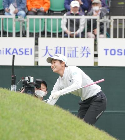 　１７番、ラフからピンそばにつけるアプローチショットを放ち、砲台グリーンをはい上がる神谷そら（撮影・開出牧）