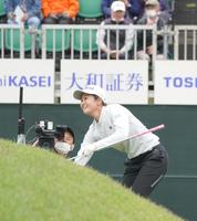 　１７番、ラフからピンそばにつけるアプローチショットを放ち、砲台グリーンをはい上がる神谷そら（撮影・開出牧）