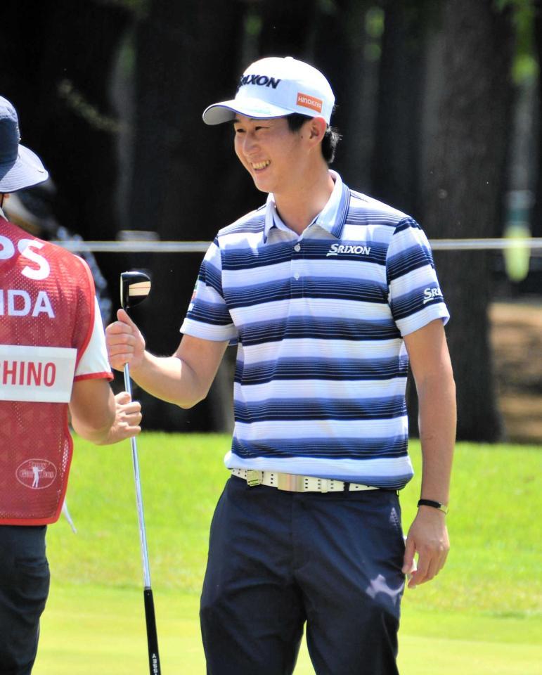 　ツアー新記録を樹立し、ホールアウト後に笑顔を浮かべる星野陸也