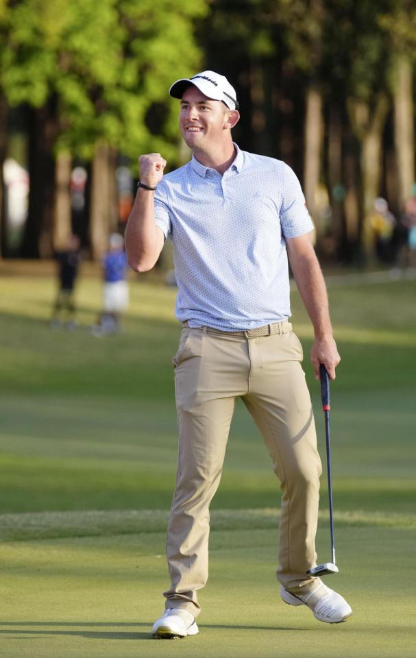 　最終日、プレーオフを制し、ガッツポーズするルーカス・ハーバート