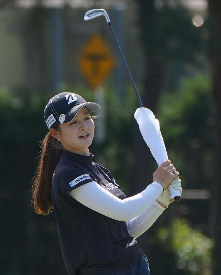 　シャフトにタオルを巻いてショットの練習をする川崎春花（撮影・開出牧）