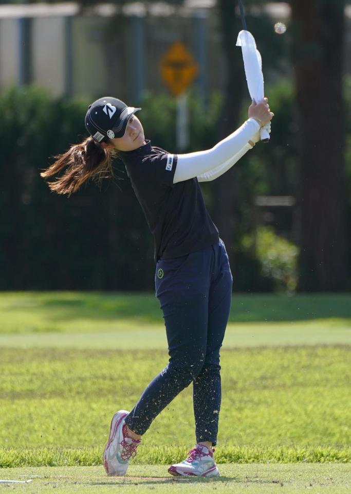 　シャフトにタオルを巻いてショット練習する川崎春花（撮影・開出牧）