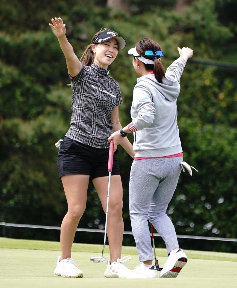 　同組でプロアマを終え宮里藍さん（右）と抱き合う上田桃子（撮影・開出牧）