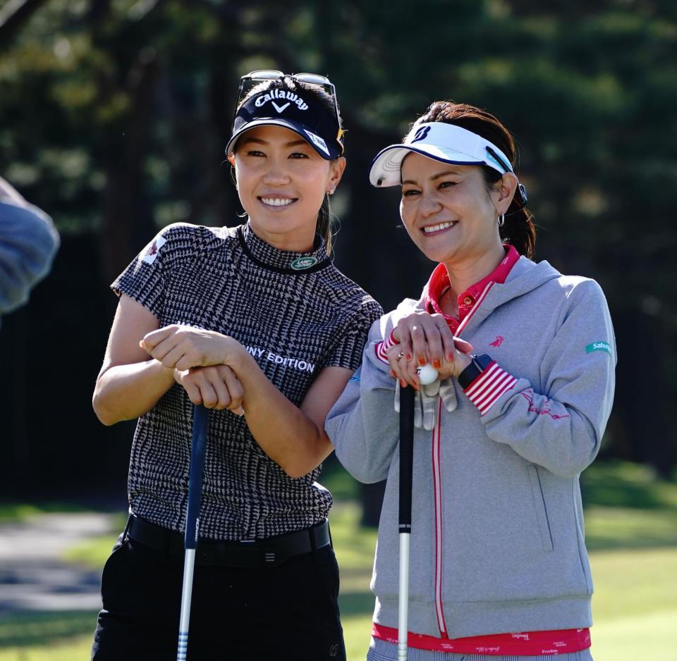 　プロアマで記念撮影する上田桃子（左）と宮里藍さん（撮影・開出牧）