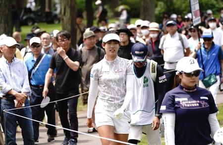 　大勢のギャラリーの注目を浴びながらラウンドする馬場咲希（中央）＝撮影・開出牧