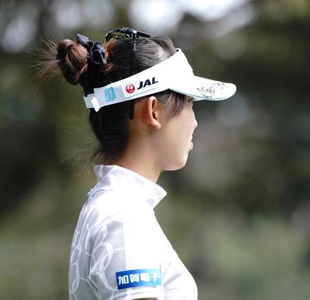 　お団子ヘアにサンバイザーとサングラスでラウンドした馬場咲希