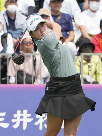 　１番でティーショットを放つ岩井千怜。６アンダーで２位