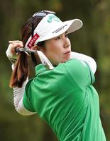 　第３ラウンド、６番でティーショットを放つ西村優菜（共同）