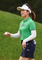 　第３ラウンド、２番でバーディーパットを決め、拍手に応える西村優菜（共同）