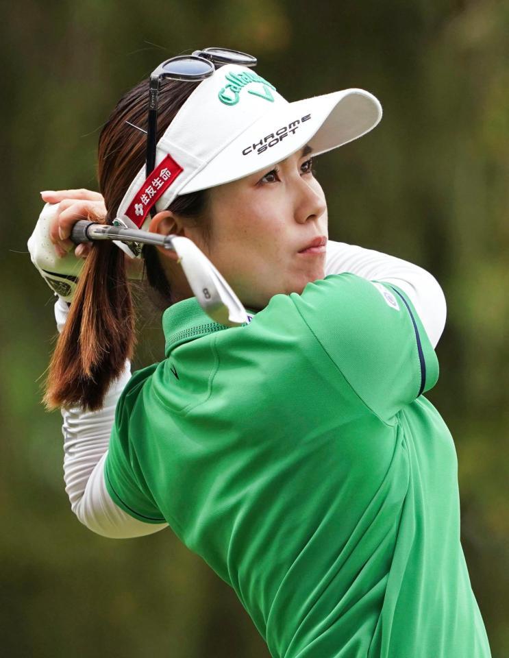 　第３ラウンド、６番でティーショットを放つ西村優菜（共同）