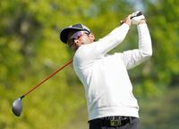 　１６番でティーショットを放つ比嘉一貴