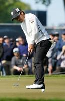 　１１番でバーディーパットを決める比嘉一貴