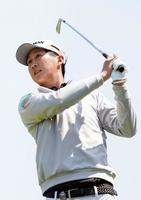 　１３番でティーショットを放つ星野陸也