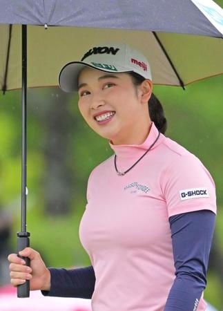 　１０番、笑顔を見せながら第２打に向かう小祝さくら