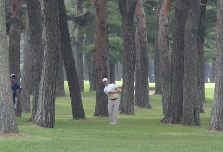 　１８番で林の中から第２打を放つ石川遼