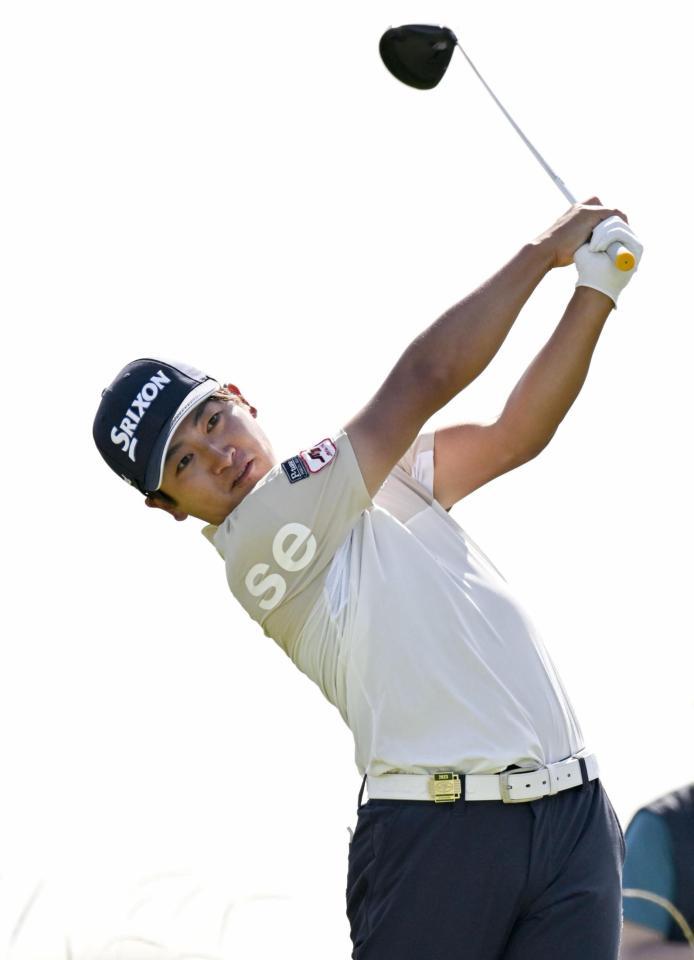 　７番でティーショットを放つ安森一貴。９アンダーで単独首位