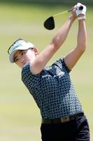 　第２日、14番でショットを放つ岩井千怜。通算12アンダーで首位