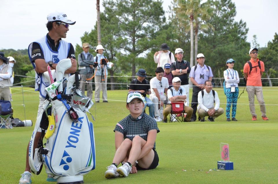 　８番のティーグラウンドに腰を下ろして休む岩井千怜