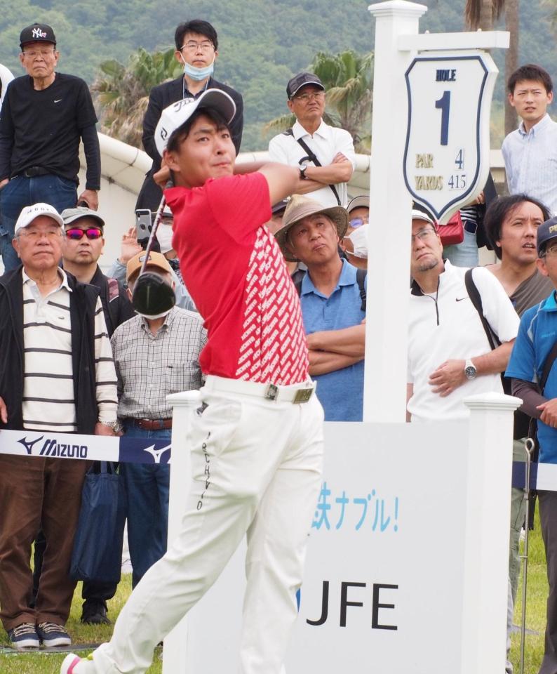 　ギャラリーが見守る１番でドライバーを強振、バーディーにつなげた鈴木