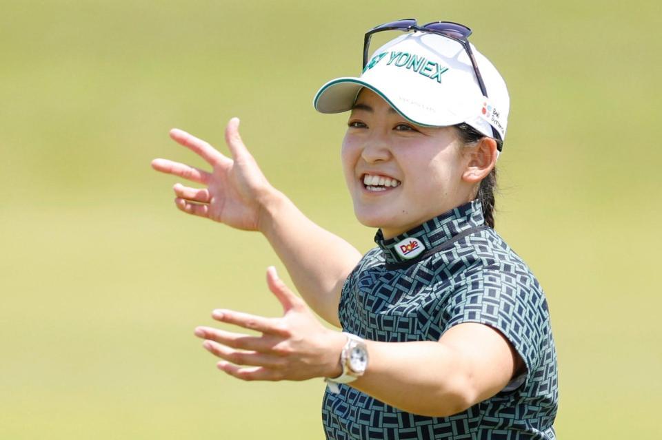 　通算12アンダーで首位に立った岩井千怜