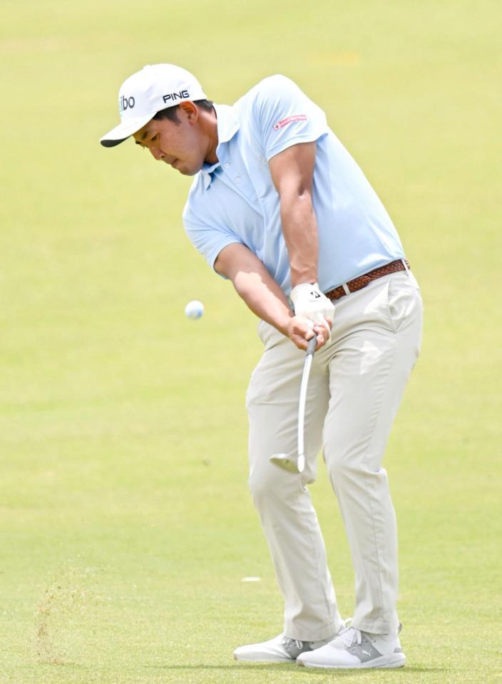 　６番でショットを放つ金谷拓実