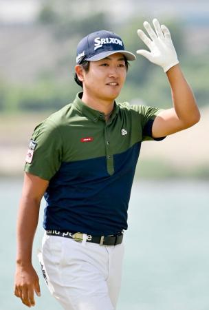 　第３日、１８番で好ショットを見せ、歓声に応える安森一貴。通算１６アンダーで首位＝ＪＦＥ瀬戸内海ＧＣ