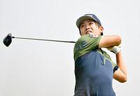 　１７番でティーショットを放つ安森一貴。通算１６アンダーで首位