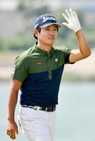 　１８番で好ショットを見せ、歓声に応える安森一貴。通算１６アンダーで首位